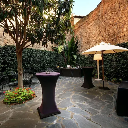 オリビア プラザ ホテル 4*